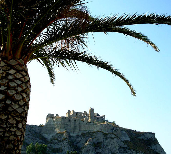 File:Roccella Ionica - Castello.jpg