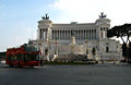 Roma - Bus turistico in piazza Venezia.jpg
