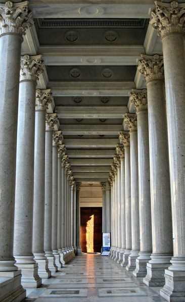 File:Roma - Colonnato.jpg