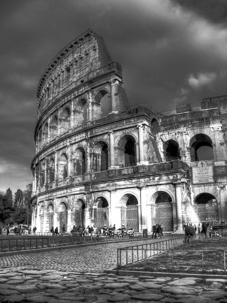 File:Roma - Colosseo - bn.jpg