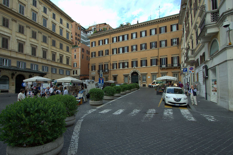 File:Roma - Piazza Mignanelli.jpg