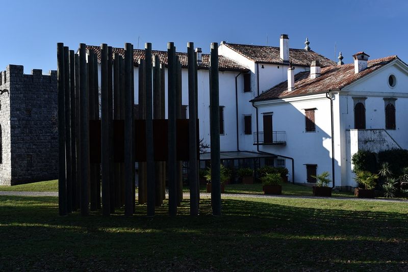 File:Sagrado - Parco Ungaretti 3 - La Villa.jpg
