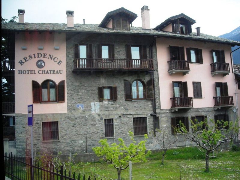 File:Saint-Pierre - "Residence Chateau".jpg