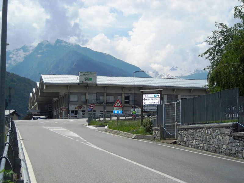 File:Saint-Pierre - Cooperativa "Cofruits" (1).jpg