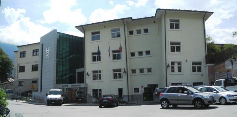 File:Saint-Pierre - Palazzo Municipale.jpg