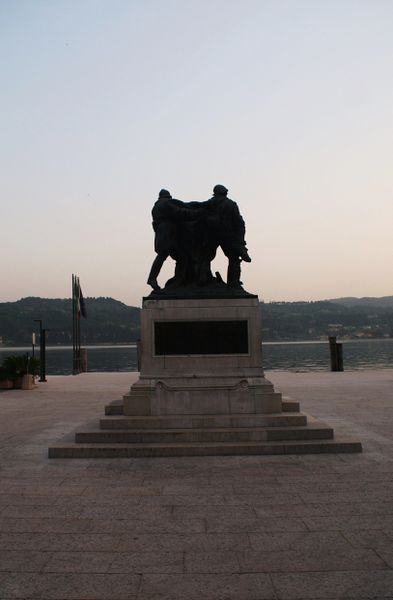 File:Salò - Monumento ai Caduti.jpg