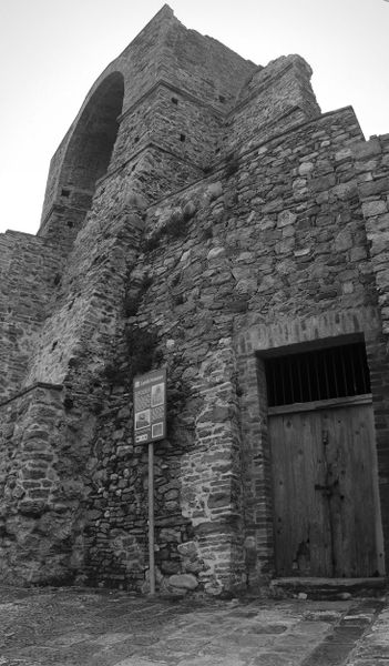 File:Salandra - Ruderi del castello.jpg