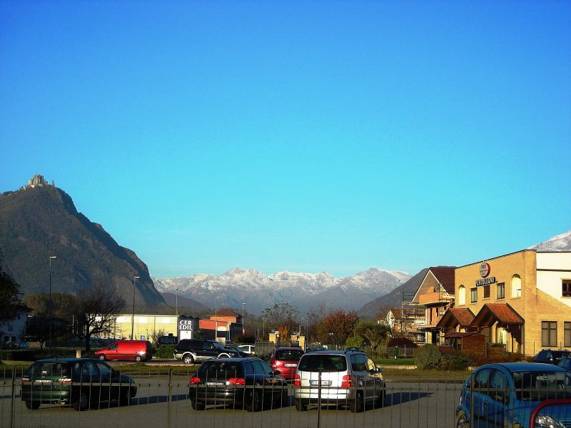 File:Sant'Ambrogio di Torino - "Porta" di accesso alla Valle di Susa.jpg