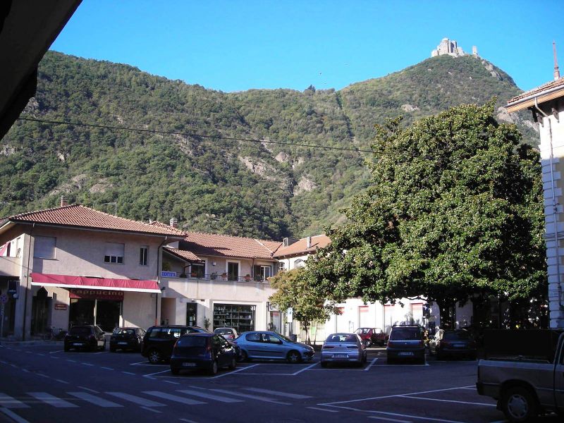 File:Sant'Ambrogio di Torino - Piazzetta XXV Aprile.jpg