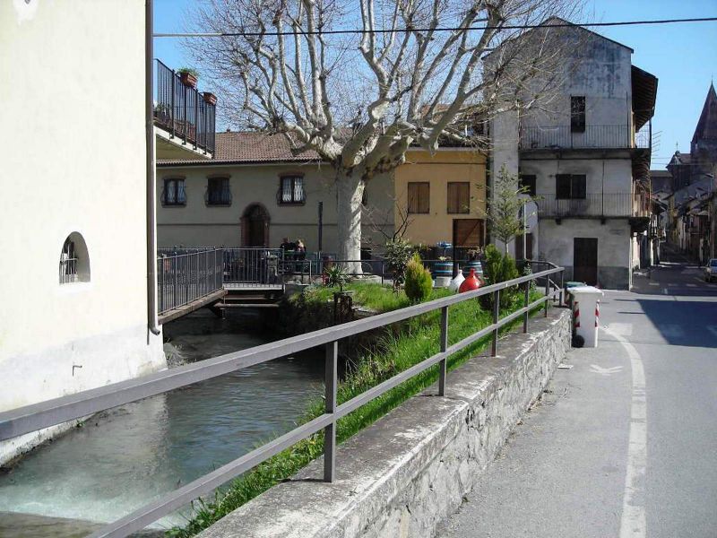 File:Sant'Ambrogio di Torino - Via Susa (tratto 2).jpg