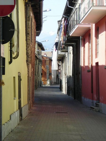 File:Sant'Ambrogio di Torino - Via antiche mura.jpg