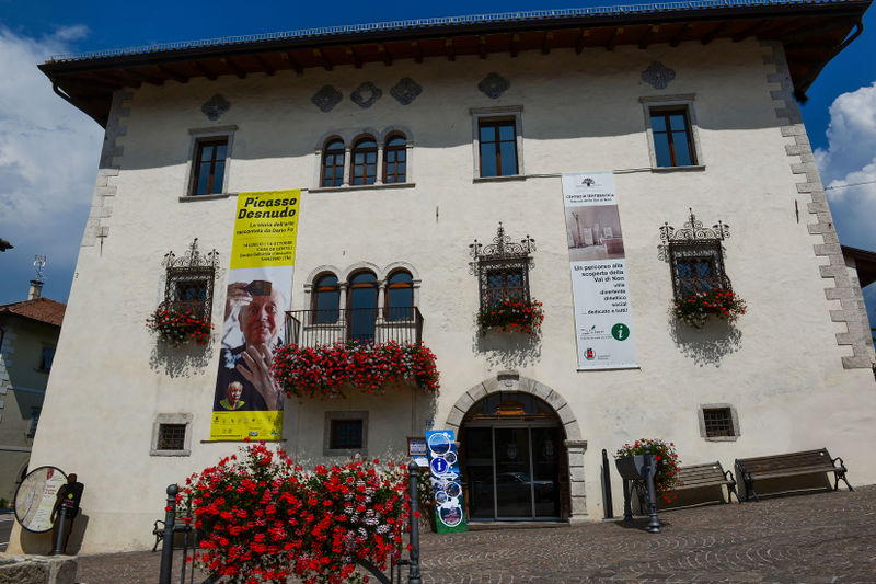 File:Sanzeno - Casa de' Genitli.jpg