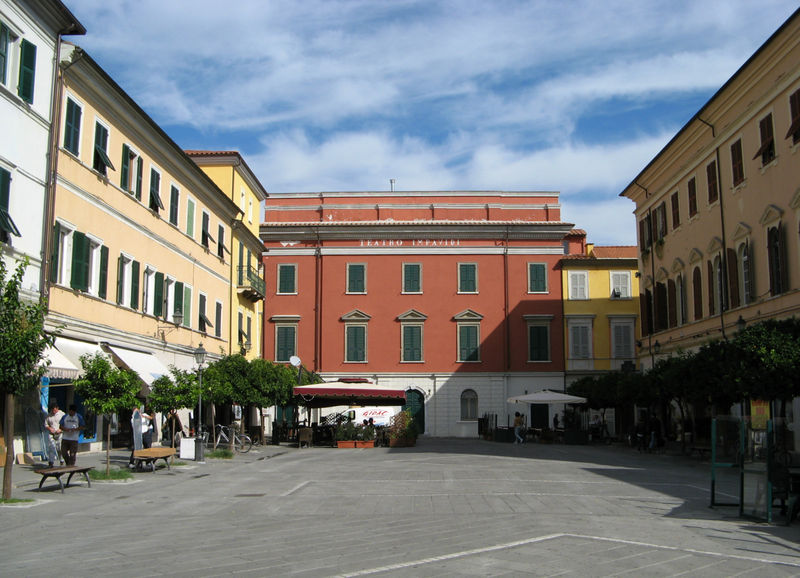File:Sarzana - Piazza Garibaldi.jpg