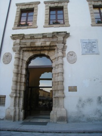 Sassari - Ingresso Biblioteca Comunale + Lapide G.M. Angioy - Piazza Tola.jpg