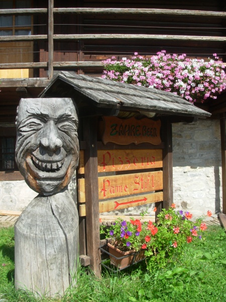 File:Sauris - Cartello Pizzera Pame.jpg