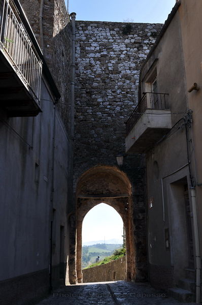 File:Sclafani Bagni - Porta Medievale.jpg
