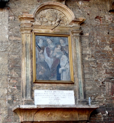 Siena - Edicola votiva alla Madonna della Pietà - Via Bocca del Casato.jpg