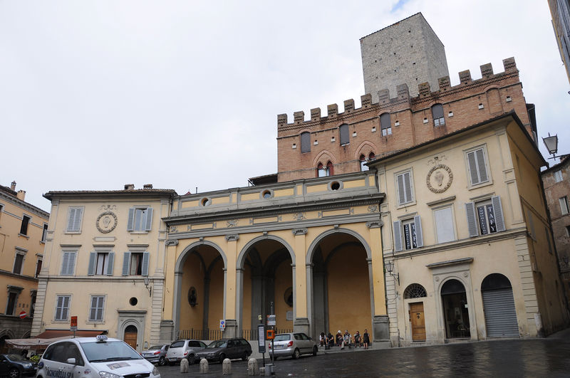 File:Siena - Piazza dell'Indipendenza.jpg