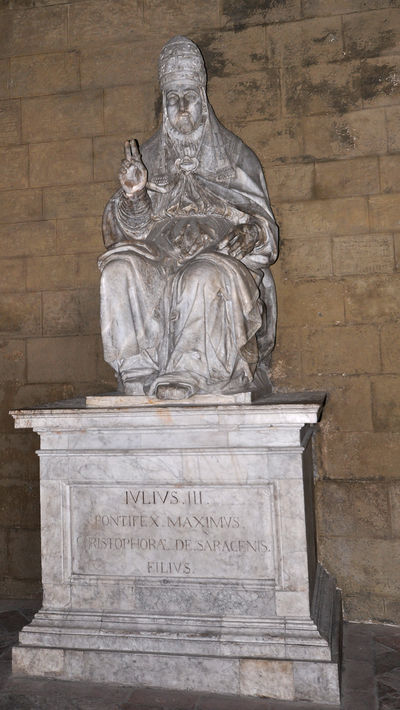Siena - Statua del Pontefice Giulio III.jpg