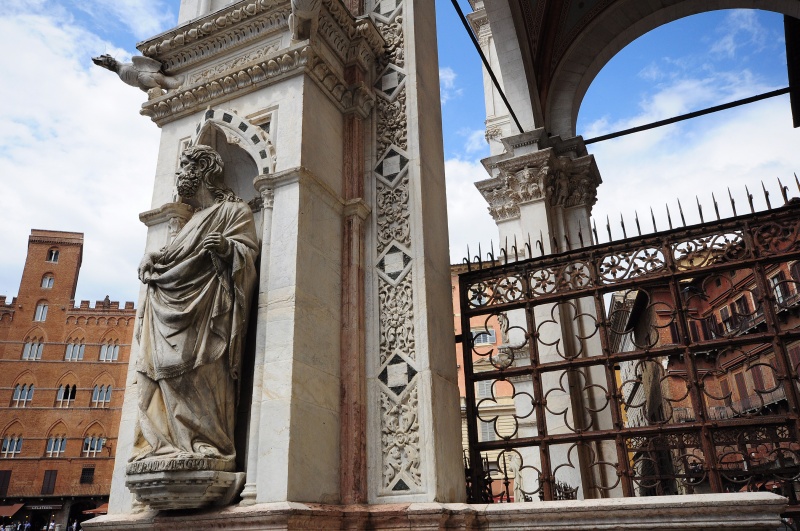 File:Siena - la Loggia.jpg