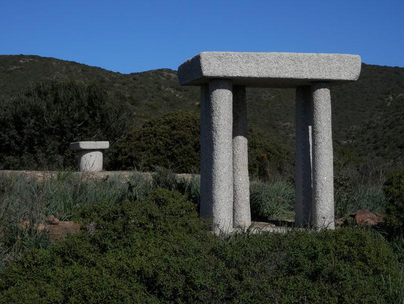 File:Sinnai (CA), località costa manna - sa ruinedda - Cippi alla memoria del disastro aereo avvenuto il 26 Gennaio 1953, I cippi sono opera su disegno di Benigno Moi e dello scalpellino Mario Anedda di Sinnai (CA). - Cippi alla memoria.jpg