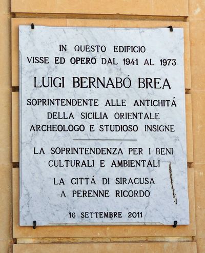 Siracusa - Lapide a Bernabò Brea.jpg