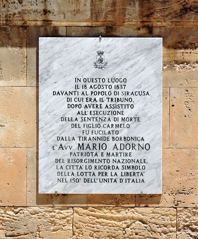 Siracusa - Lapide a Mario Adorno.jpg