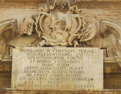 Siracusa - Siracusa Edicola commemorativa visita del re Ferdinando iii° di Borbonre - Siracusa palazzo Beneventano del Bosco.jpg
