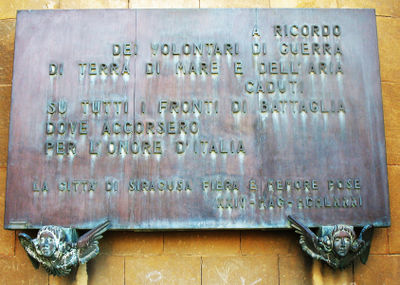 Siracusa - Siracusa lapide commemorativa ai martiri caduti di tutte le guerre - Siracusa esterno chiesa del Pantheon.jpg