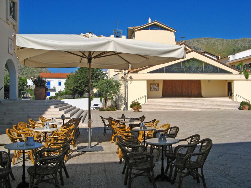 File:Sperlonga - Piazza Europa.jpg