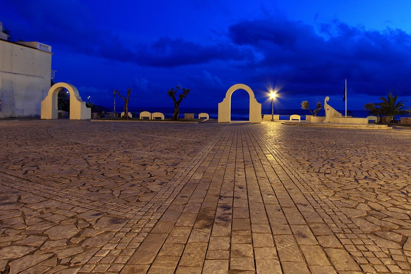File:Sperlonga - Piazza Fontana.jpg