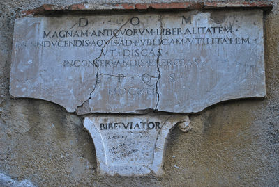 Spoleto - Piazza - scritta su abbeveratorio antico.jpg