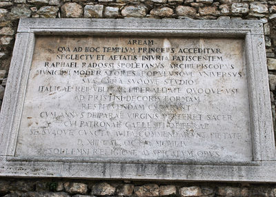 Spoleto - Piazza Duomo - lapide sulla fontana.jpg