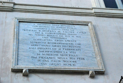 Spoleto - Piazza del Comune - Presidente della Repubblica ai morti guerra 1940 - 45.jpg