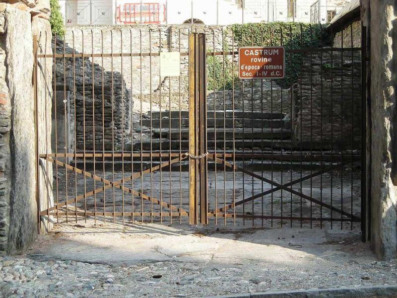 File:Susa - "Castrum" romano.jpg