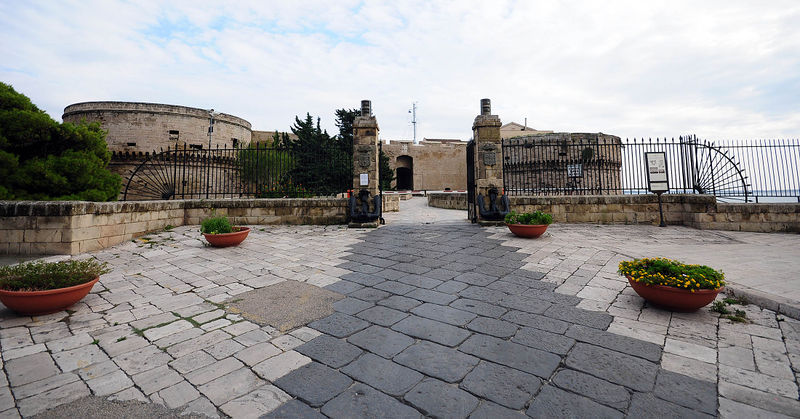 File:Taranto - Ingresso Castello Aragonese.jpg
