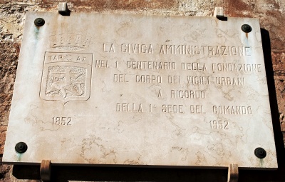 Taranto - Lapide al Corpo dei Vigili Urbani - sulla Torre dell'Orologio in Piazza Fontana.jpg