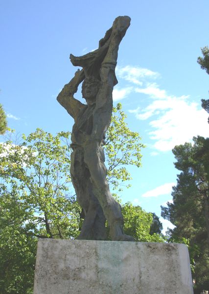 File:Teramo - Monumento ai Caduti.jpg