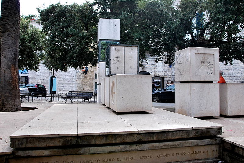 File:Terlizzi - Monumento agli eroi del mare - laterale.jpg