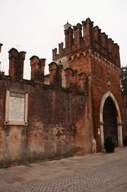 Thiene - Le mura di cinta del Castello da Porto-Colleoni.jpg