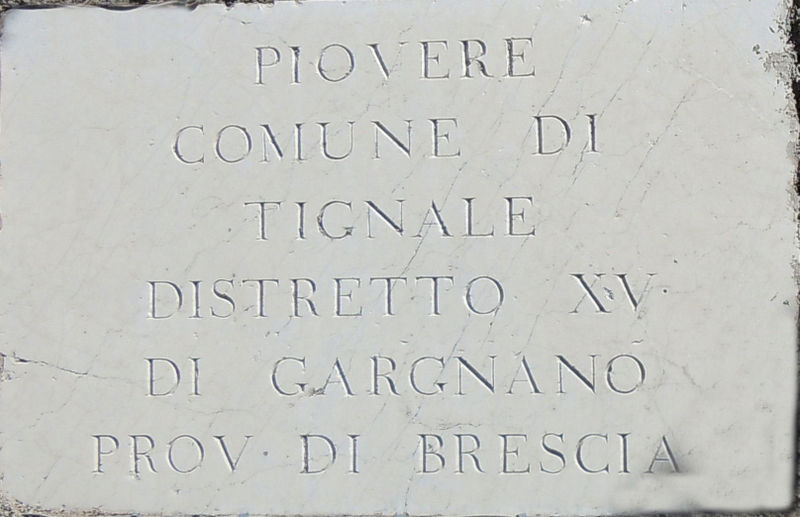 File:Tignale - Lapide Piovere.jpg