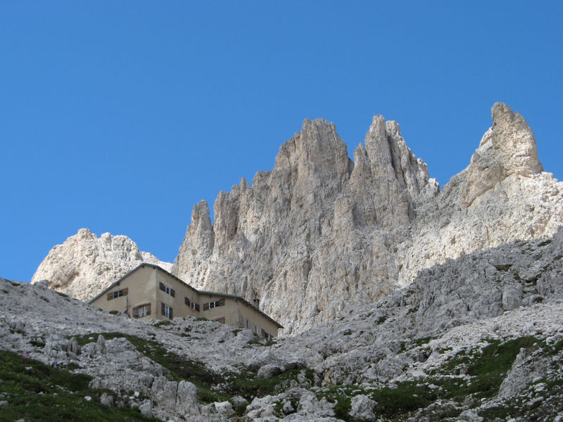 File:Tires - Panorama.jpg