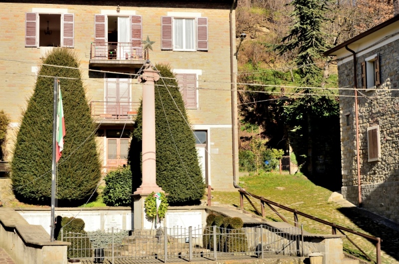 File:Toano - Monumento ai caduti.jpg