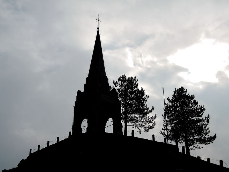 File:Tonezza del Cimone - L'Ossario.jpg