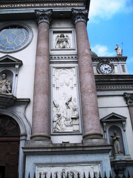 File:Torino - Basilica Santuario di Maria Ausiliatrice - Particolare destro facciata (2).jpg
