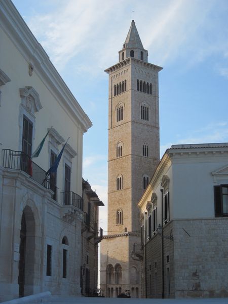 File:Trani - Cattedrale - campanile.jpg