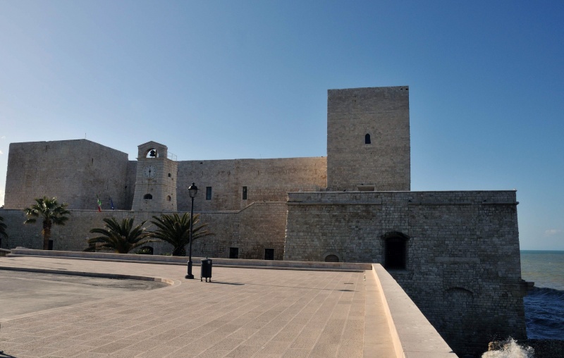 File:Trani - Il castello Federiciano.jpg