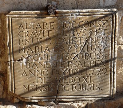 Trani - Ingresso cripta duomo.jpg