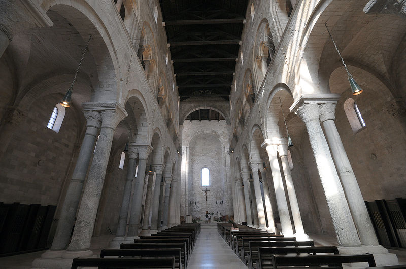 File:Trani - Interno Duomo 2.jpg