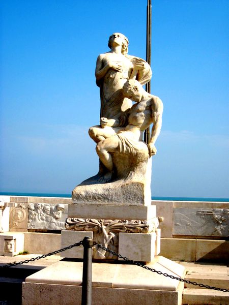 File:Trani - Monumento ai Caduti.jpg